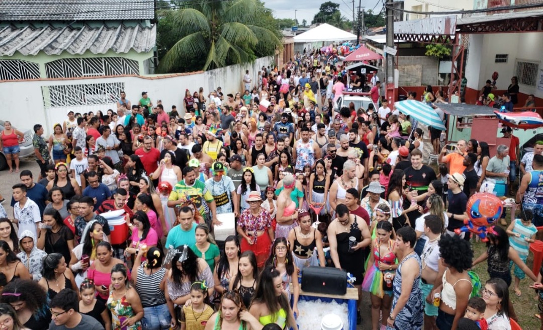 Homens saem vestidos de mulher no Bloco dos Sujos em Rio Branco 